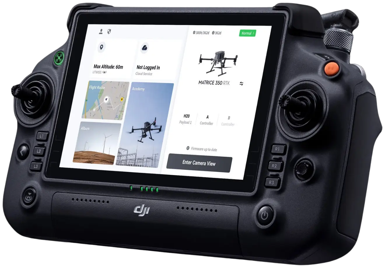 DJI RC Plus tavíranyito, a kepernyojen a muvelet adatai: magassagkorlat, terkep es a gep allapota